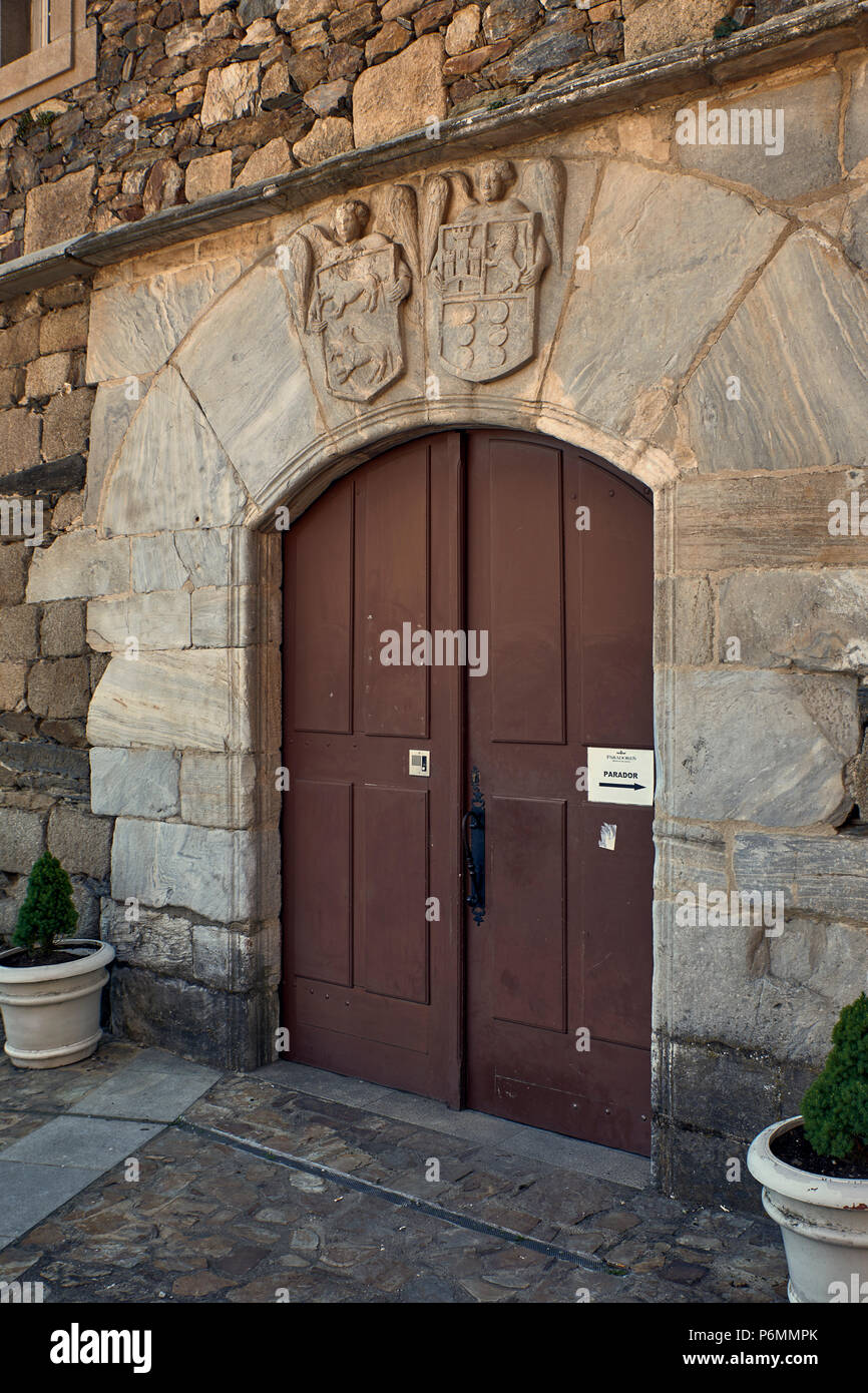 Blason des comtes de Lemos, situé sur la porte de la demeure du Palais comtal de Monforte de Lemos, maintenant transformé en un Parador de Tur Banque D'Images