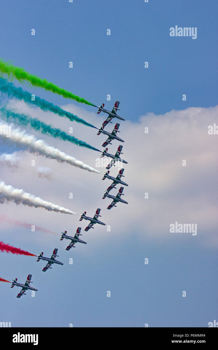 Une photo de l'avion acrobatique italienne 'Le spectacle Freccie Tricolori" à Arona, Lac Majeur, Italie Banque D'Images