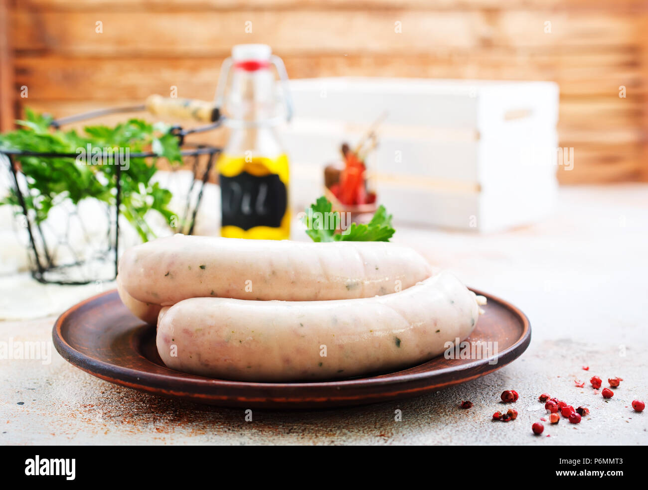 Saucisses blanches sur la plaque et sur une table Banque D'Images