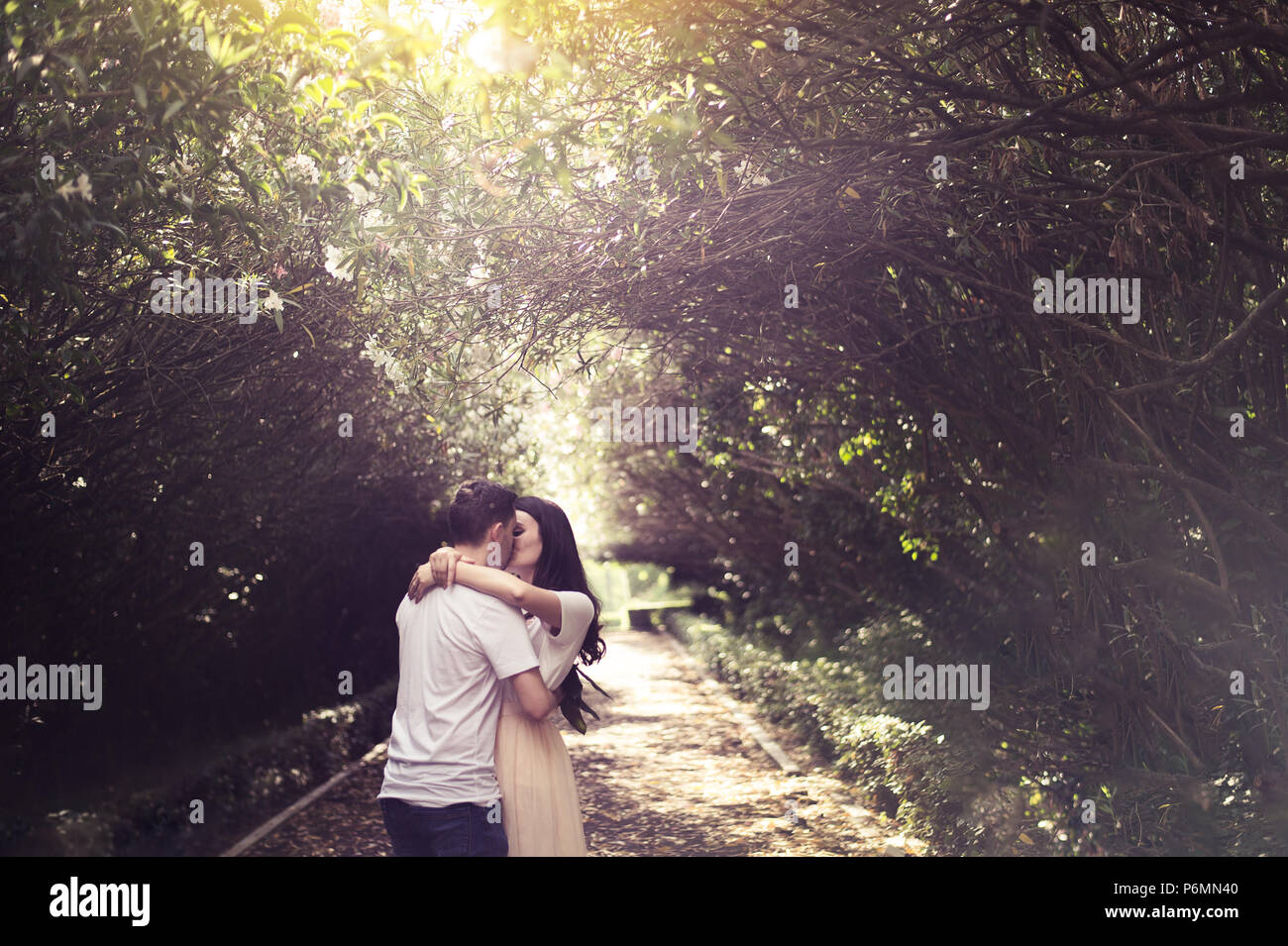 Couple In Love Debut D Une Histoire D Amour Un Homme Et Une Fille Date Romantique Dans Un Parc Photo Stock Alamy Couple In Love Debut D Une Histoire D Amour Un Homme Et Une Fille Date Romantique Dans Un Parc Photo Stock Alamy