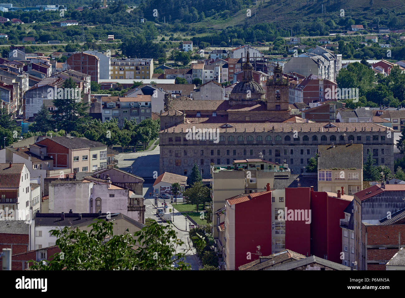 Vue aérienne de l'école de notre dame de l'ancien, dans la ville de Monforte de Lemos, province de Lugo, région de Galice, Espagne, Europe Banque D'Images