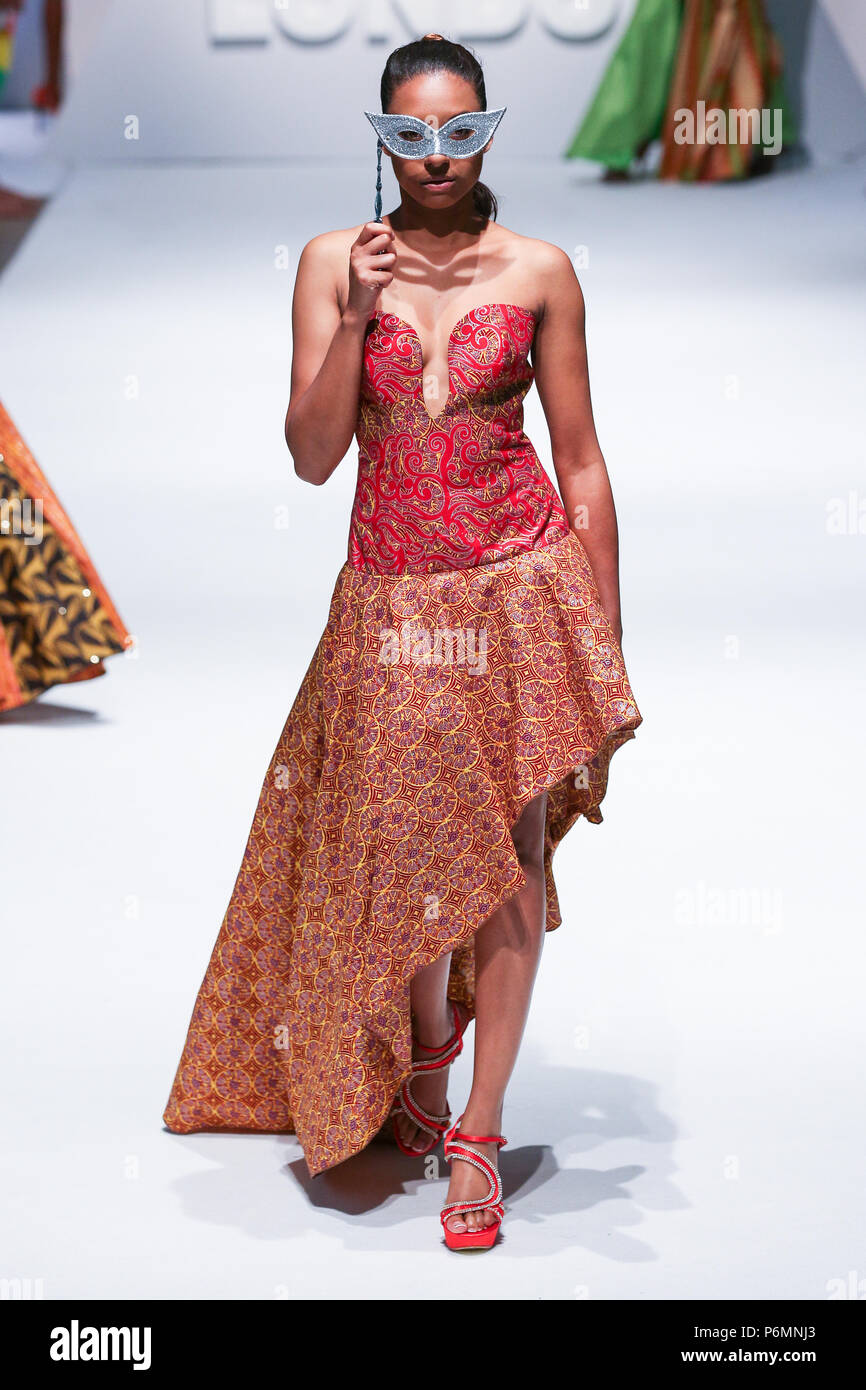 Londres, Royaume-Uni, août 2014, la maison de mode TIR a présenté sa nouvelle collection lors de la Fashion Week de Londres 2014 L'Afrique. Mariusz Goslicki/Alamy Banque D'Images