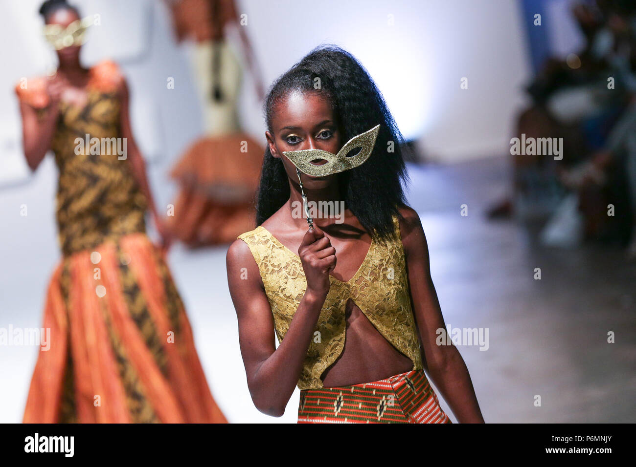 Londres, Royaume-Uni, août 2014, la maison de mode TIR a présenté sa nouvelle collection lors de la Fashion Week de Londres 2014 L'Afrique. Mariusz Goslicki/Alamy Banque D'Images