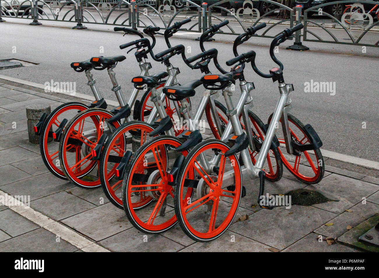 Des vélos sur un rack, disponibles à la location Banque D'Images