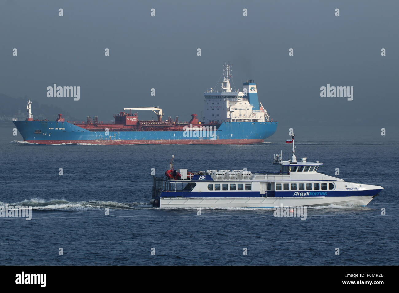 L'Argyll Flyer, un traversier exploité par Argyll Ferries, avec le pétrolier Bro Nyborg, off Gourock sur le Firth of Clyde. Banque D'Images