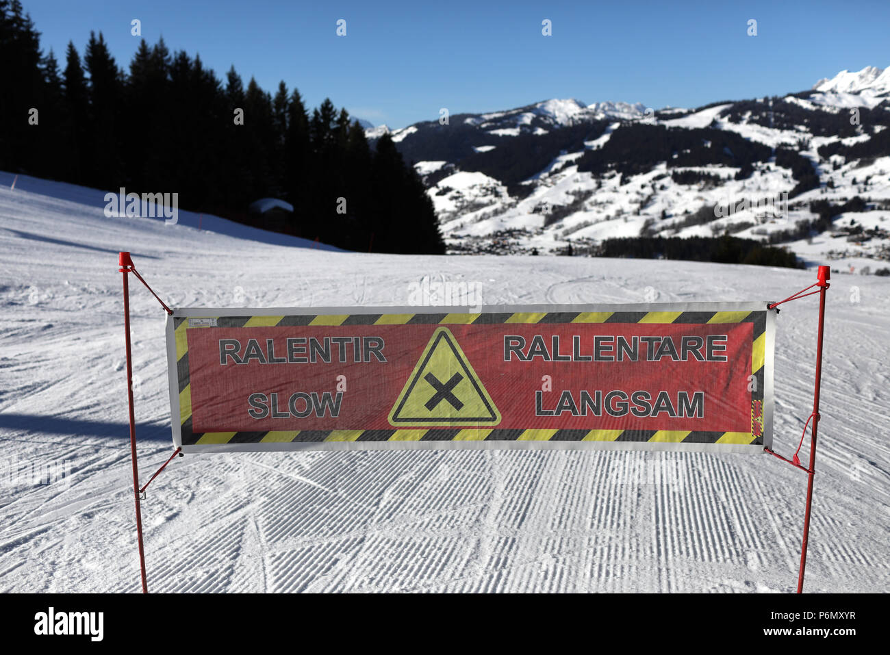 Alpes françaises. Les skieurs lents signe. Une piste de ski. Saint-Gervais. La France. Banque D'Images