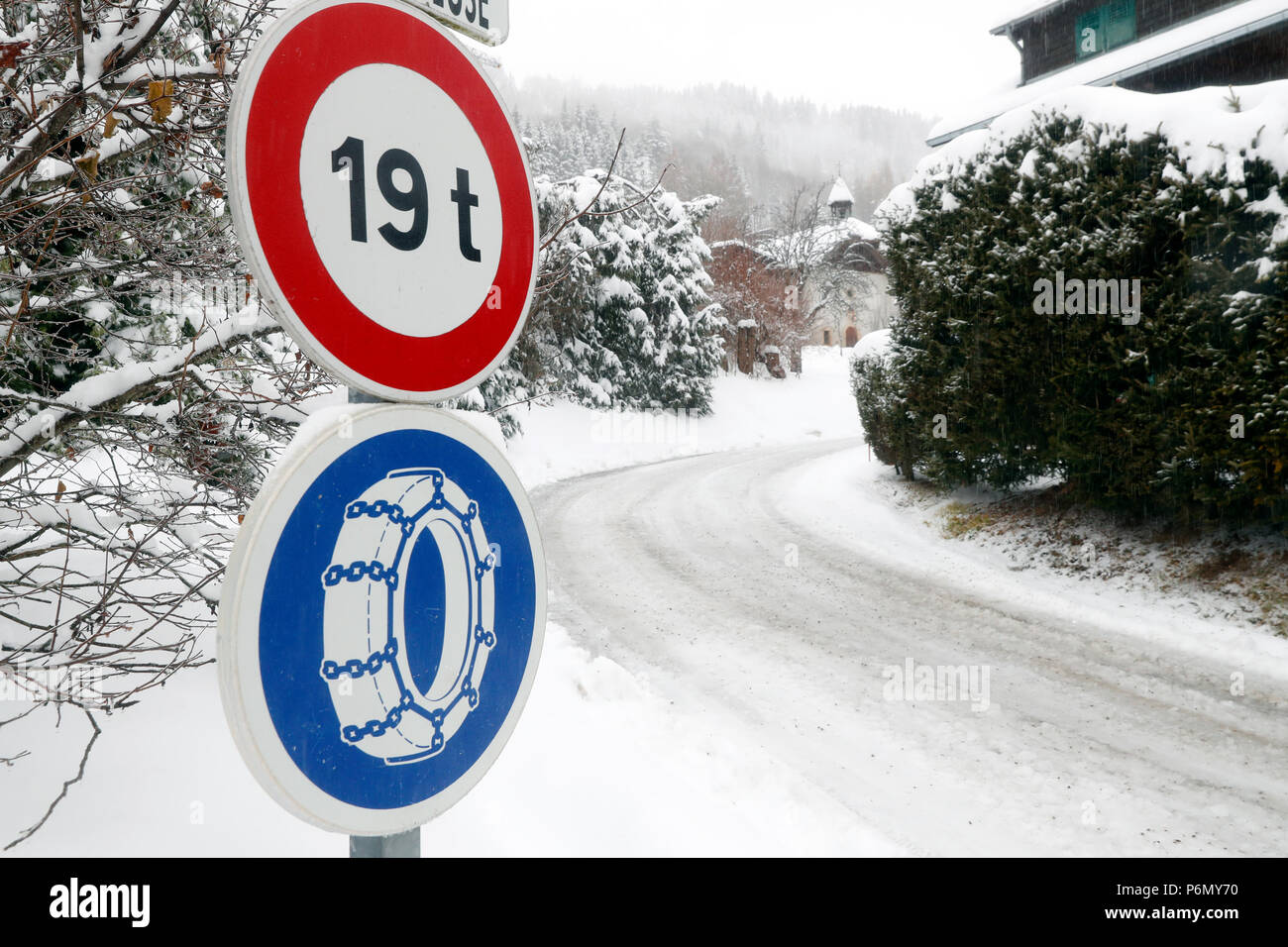 Route de montagne en hiver. La signalisation routière. Saint-Gervais. La France. Banque D'Images