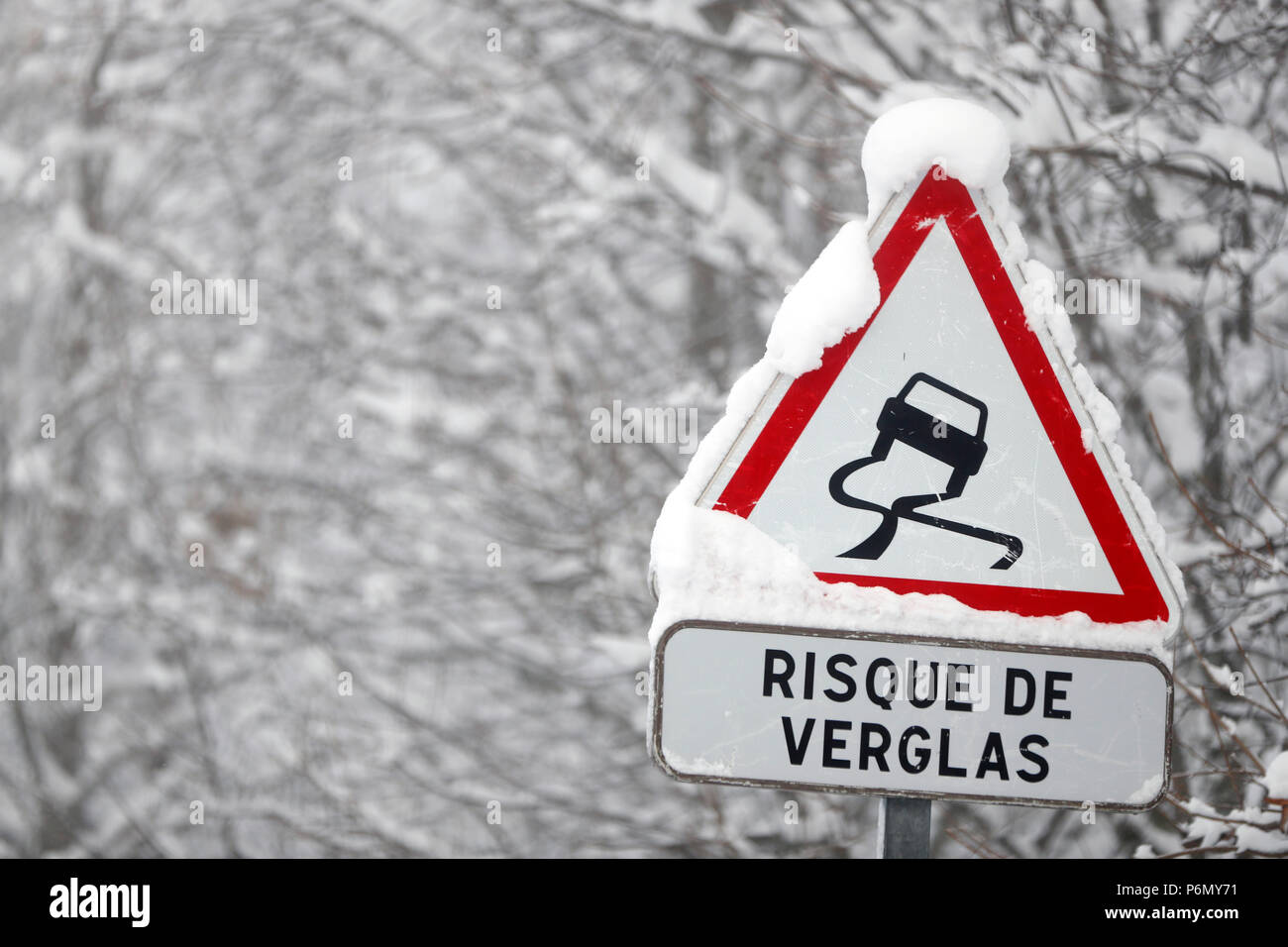 Route de montagne en hiver. La signalisation routière. Saint-Gervais. La France. Banque D'Images