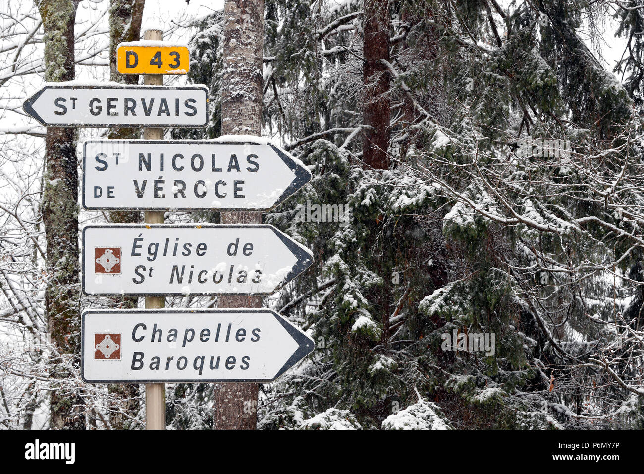 Saint-Gervais Mont-Blanc en hiver. La signalisation routière. La France. Banque D'Images