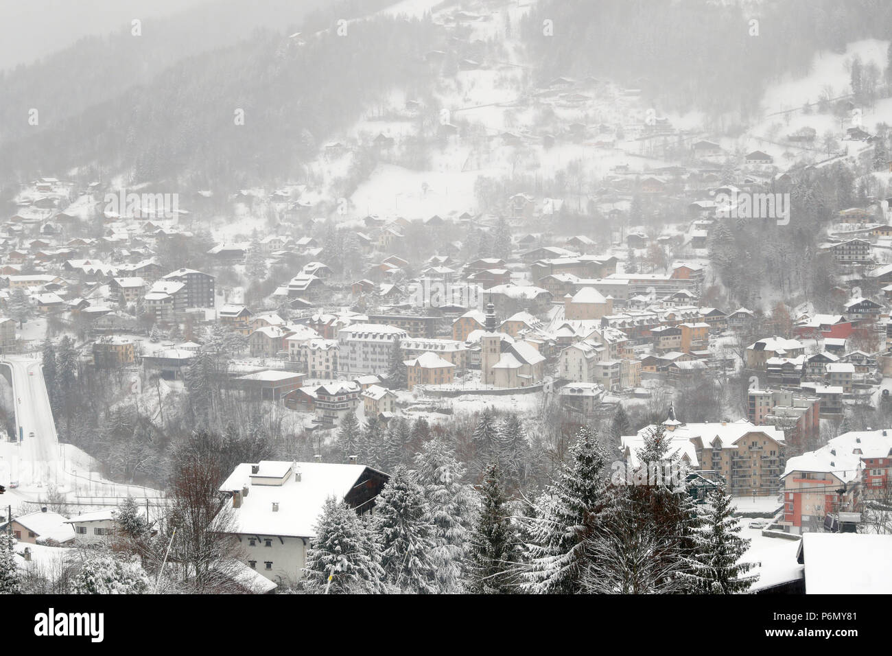 Vue générale de Saint-Gervais Mont-Blanc en hiver. La France. Banque D'Images