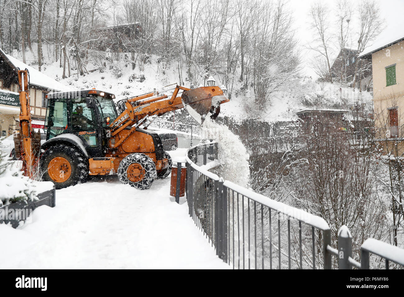 Déneigement le déneigement de la route. Saint-Gervais Mont-Blanc en hiver. La France. Banque D'Images