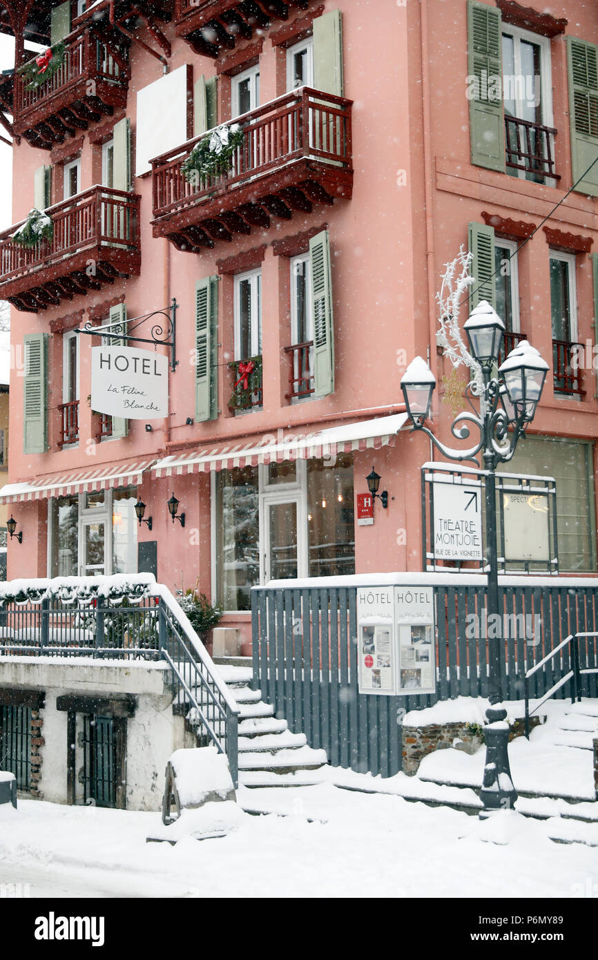 Village de Saint-Gervais Mont-Blanc en hiver. La Feline Blanche Hotel. La France. Banque D'Images