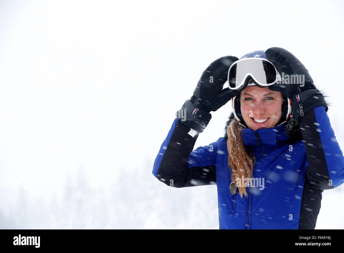 Alpes françaises. Massif du Mont-Blanc. Jeune femme au skieur ski dans les montagnes. Saint-Gervais. La France. Banque D'Images