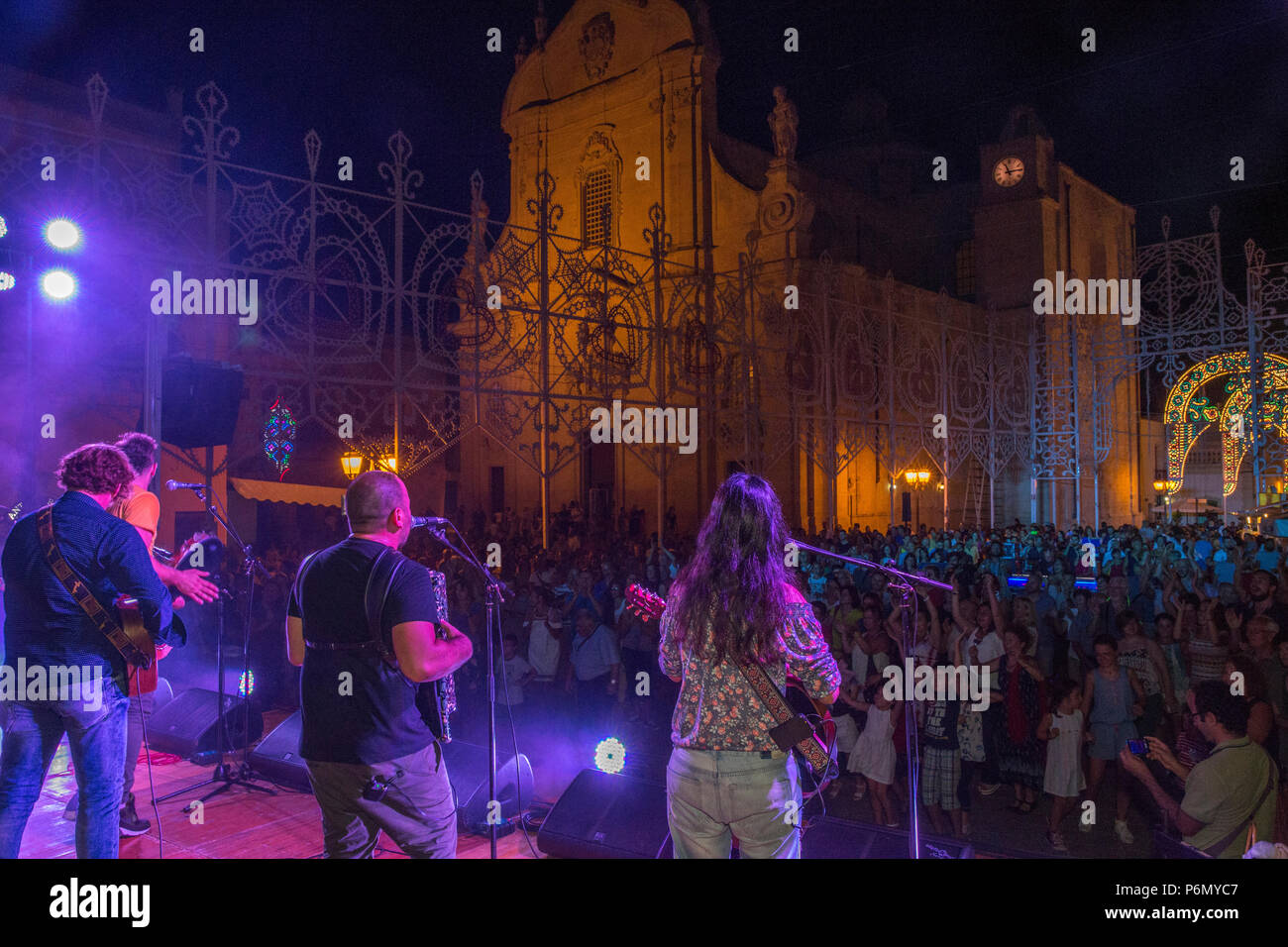 Musiciens jouant de la musique traditionnelle (pizzica Salento), Pouilles, Italie. Banque D'Images