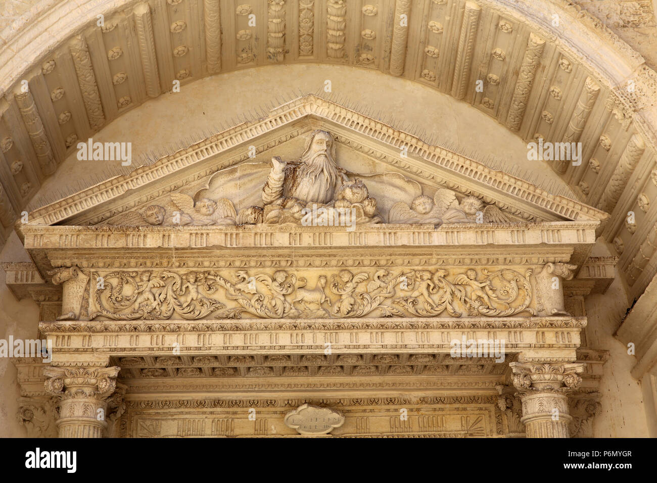 Tympan de la porte d'entrée principale de Madona del Carmine église, Nardo, Italie. Dieu dans le ciel. Banque D'Images