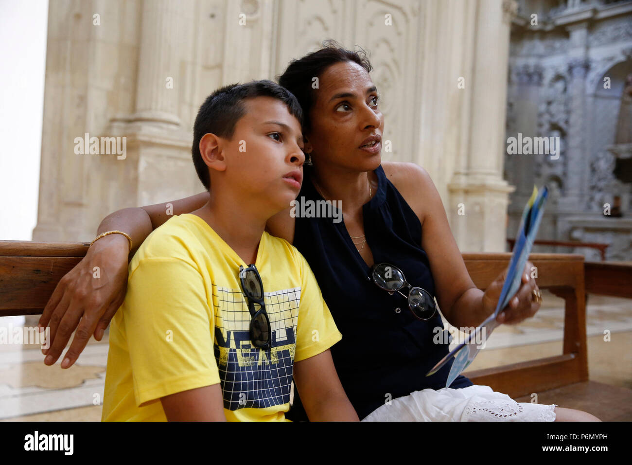 La mère et le fils de visiter une église dans le Salento, en Italie. Banque D'Images