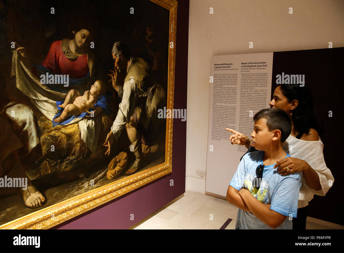 Mère et fils la visite d'un musée dans le Salento, en Italie. Banque D'Images