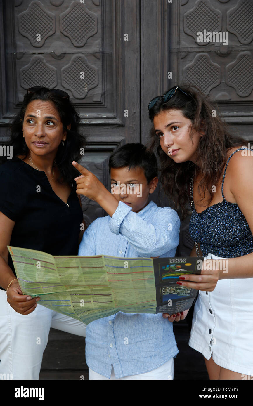 Mère et enfants visites de Salento, en Italie. Banque D'Images