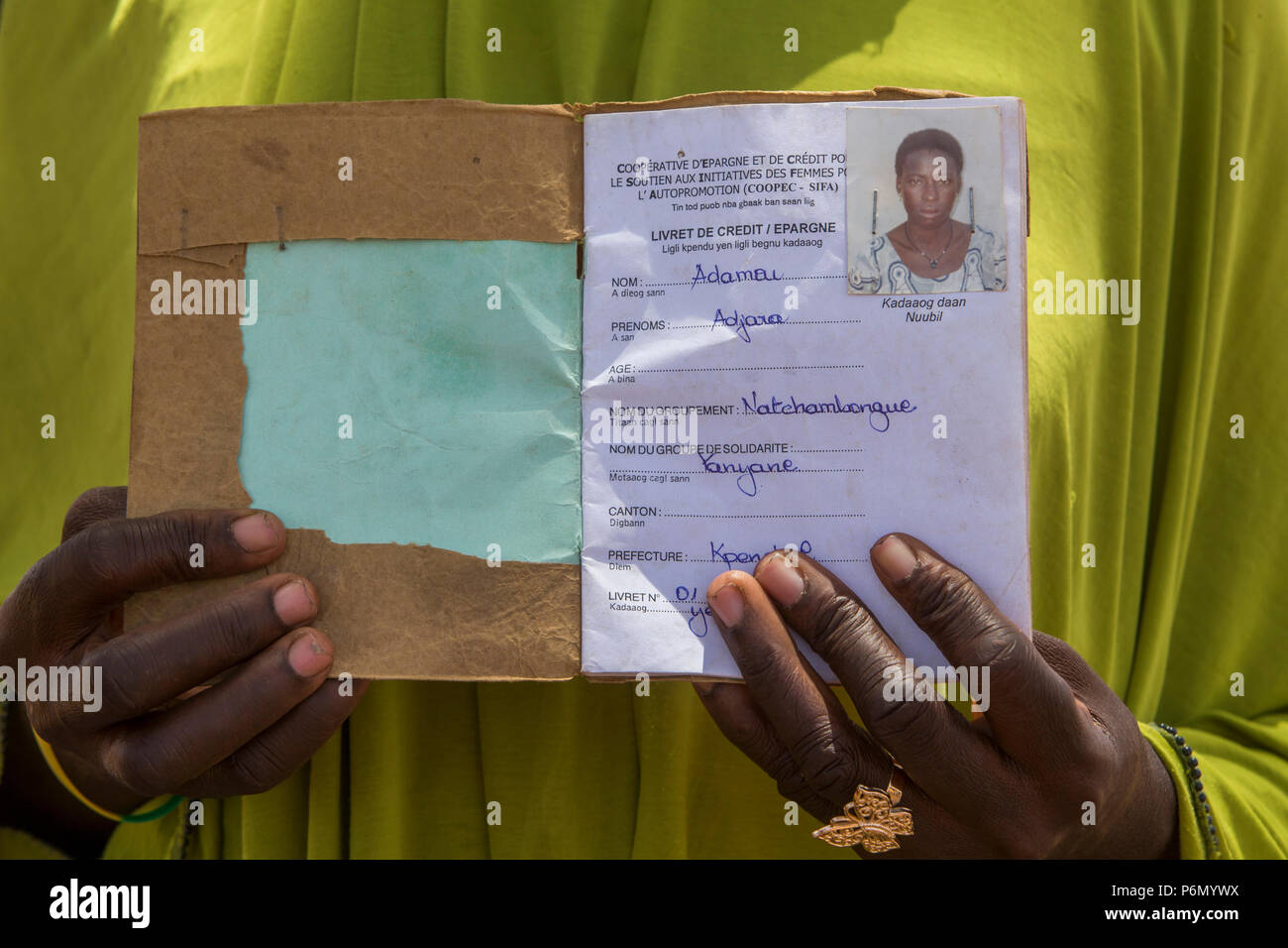 Membre d'une coopérative de femmes en matière de microfinance en montrant son livret d'épargne dans le nord du Togo. Banque D'Images