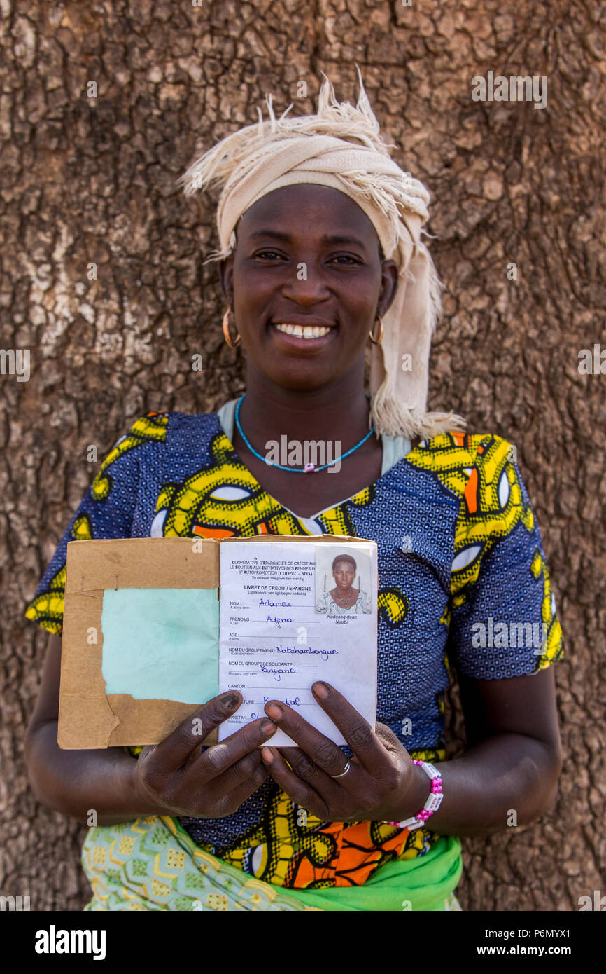 Membre d'une coopérative de femmes en matière de microfinance en montrant son livret d'épargne dans le nord du Togo. Banque D'Images