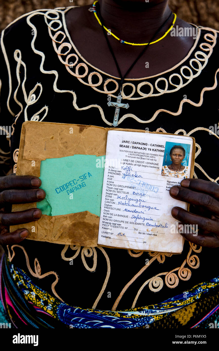 Membre d'une coopérative de femmes en matière de microfinance en montrant son livret d'épargne dans le nord du Togo. Banque D'Images