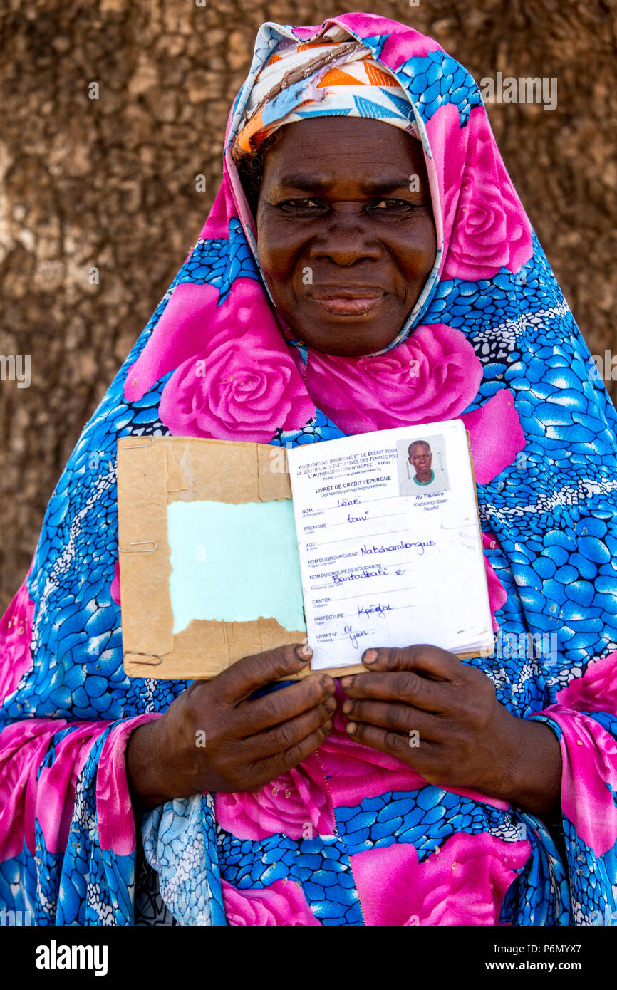 Membre d'une coopérative de femmes en matière de microfinance en montrant son livret d'épargne dans le nord du Togo. Banque D'Images