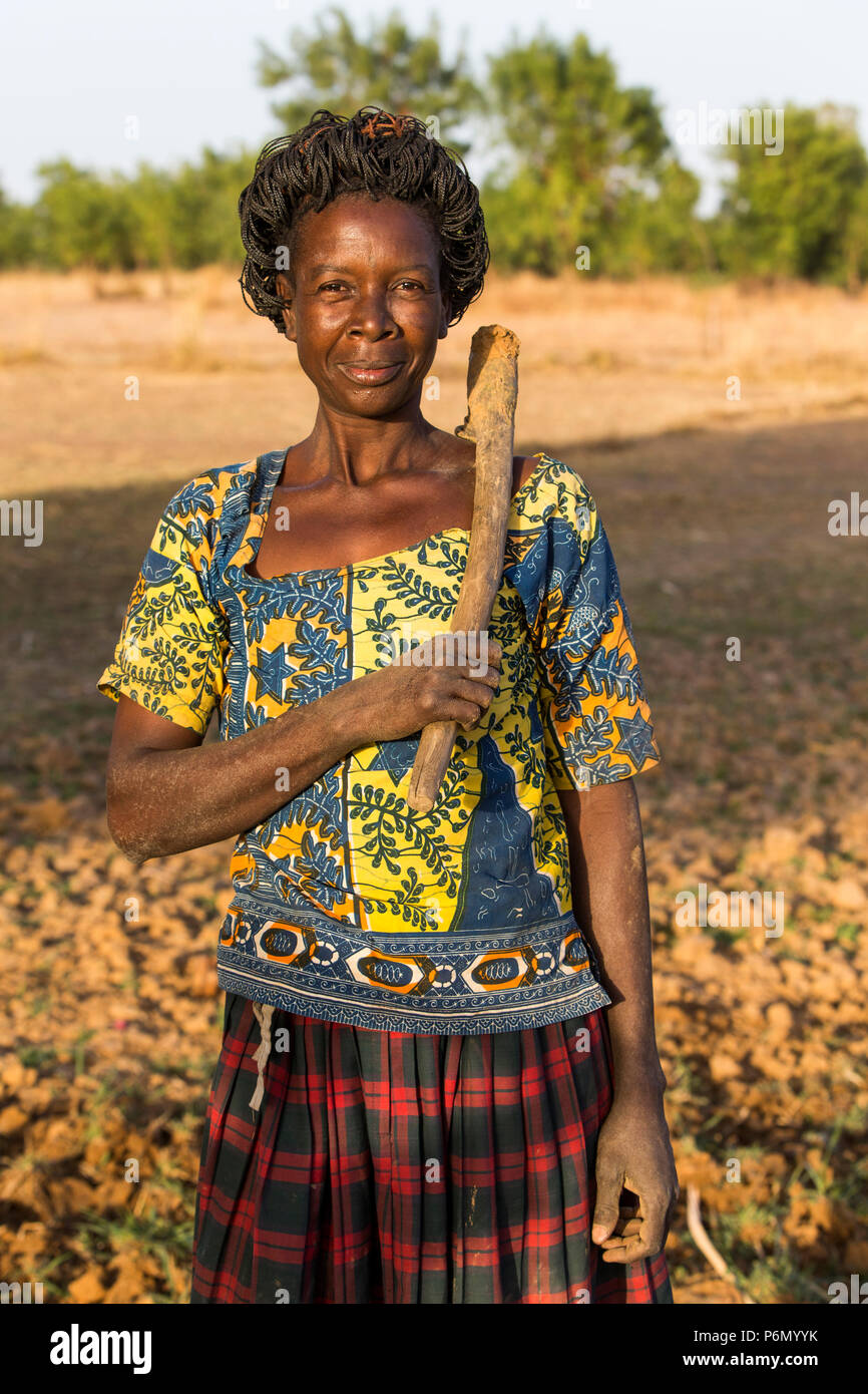 Membre de la coopérative de femmes dans un champ avec une binette dans Karsome, Togo. Banque D'Images