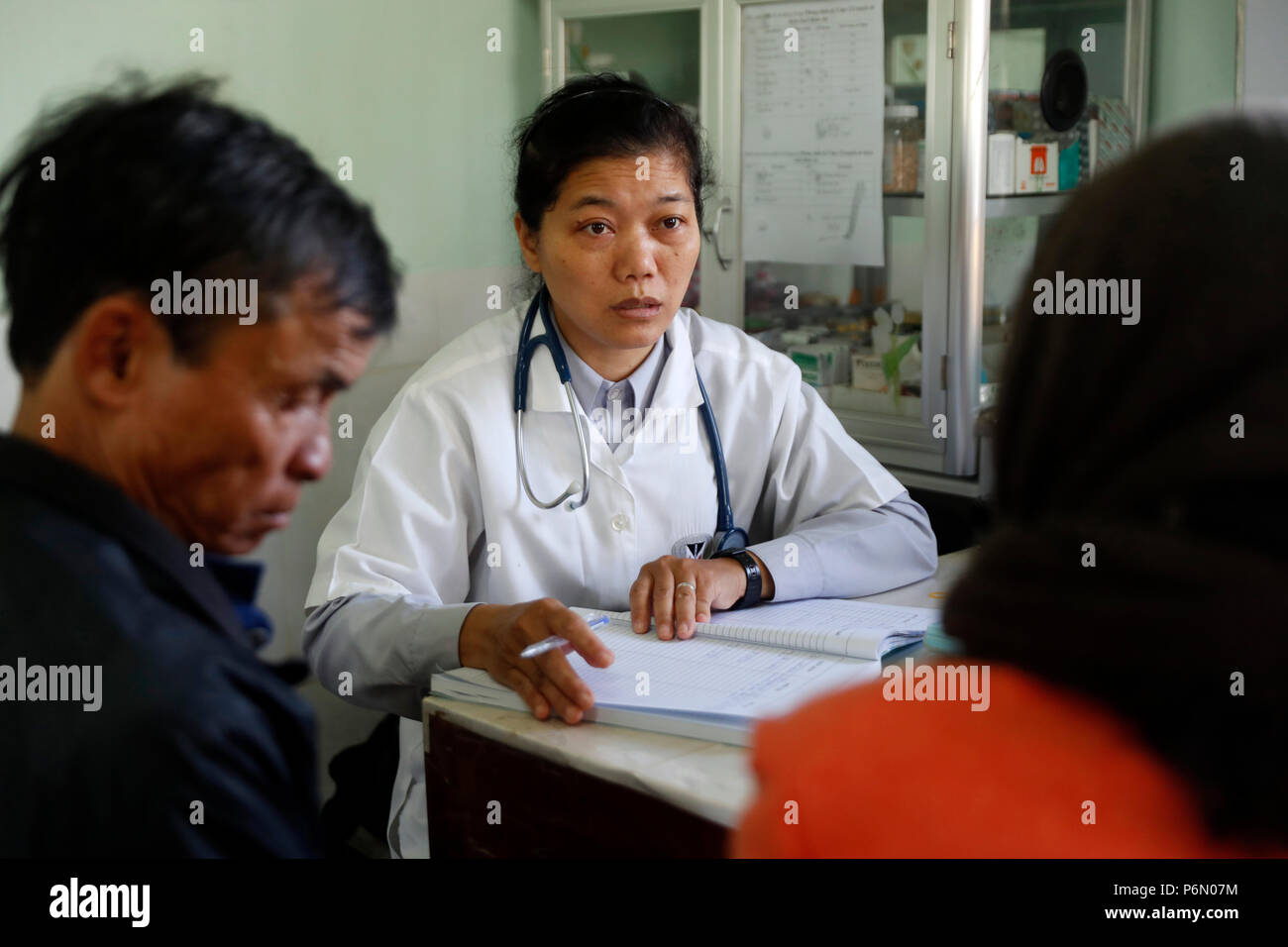 Station de santé clinique dirigée par les Franciscaines Missionnaires de Marie. Consultation médicale. Dalat. Le Vietnam. Banque D'Images