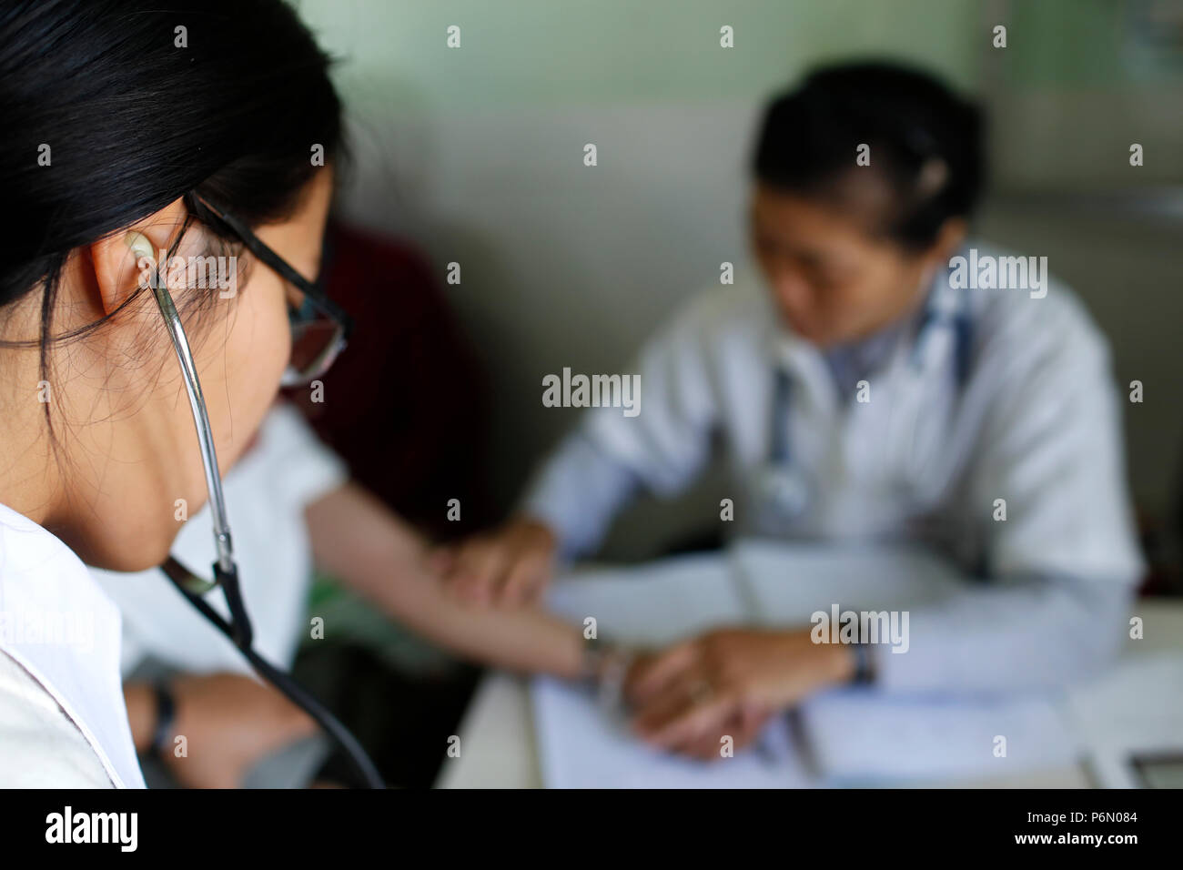 Station de santé clinique dirigée par les Franciscaines Missionnaires de Marie. Consultation médicale. Dalat. Le Vietnam. Banque D'Images