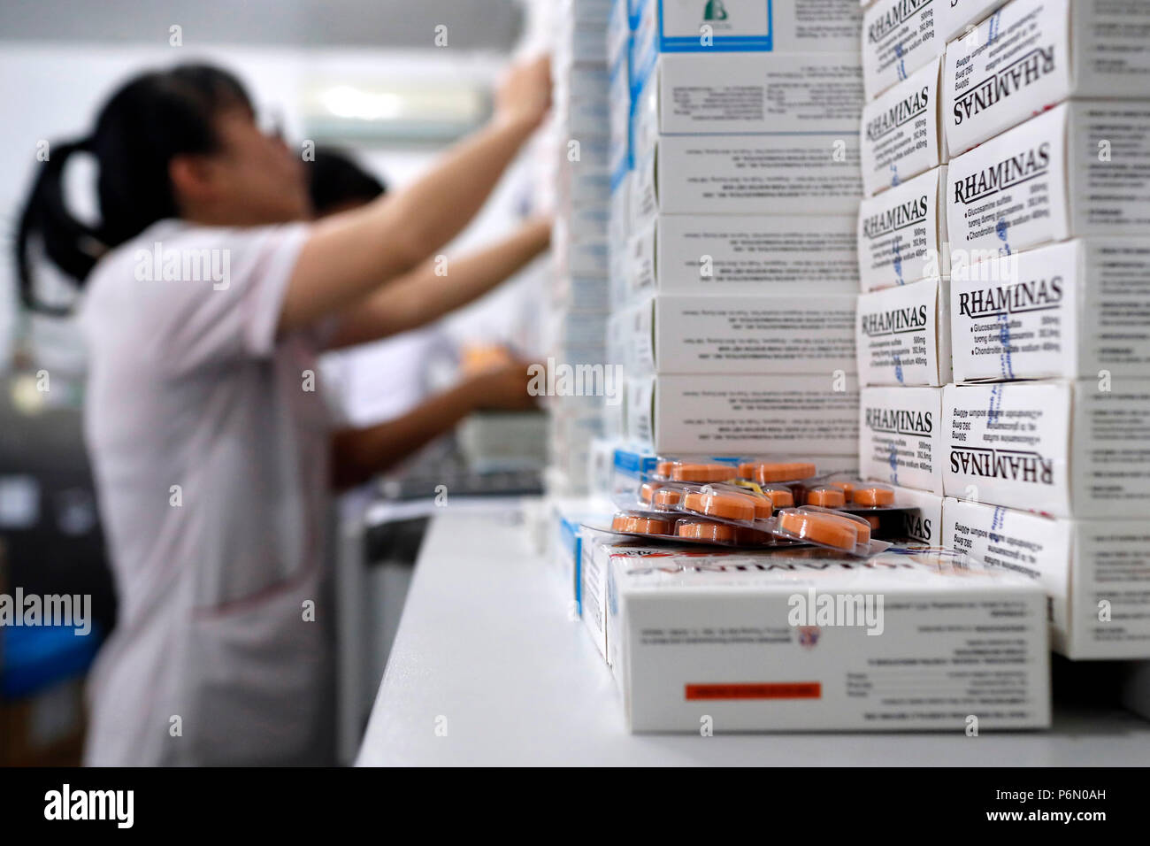Pharmacie de l'hôpital. Blisters de médicaments et les pharmaciens au travail. Ho Chi Minh Ville. Le Vietnam. Banque D'Images