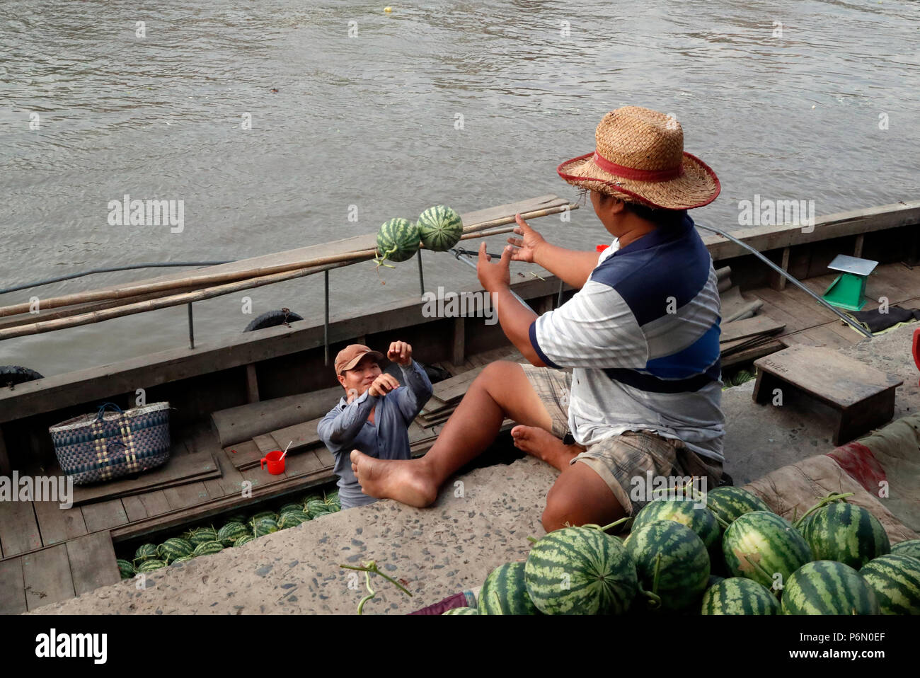 Marché flottant le long de la rivière du Mékong. Les pastèques. Cai Be. Le Vietnam. Banque D'Images