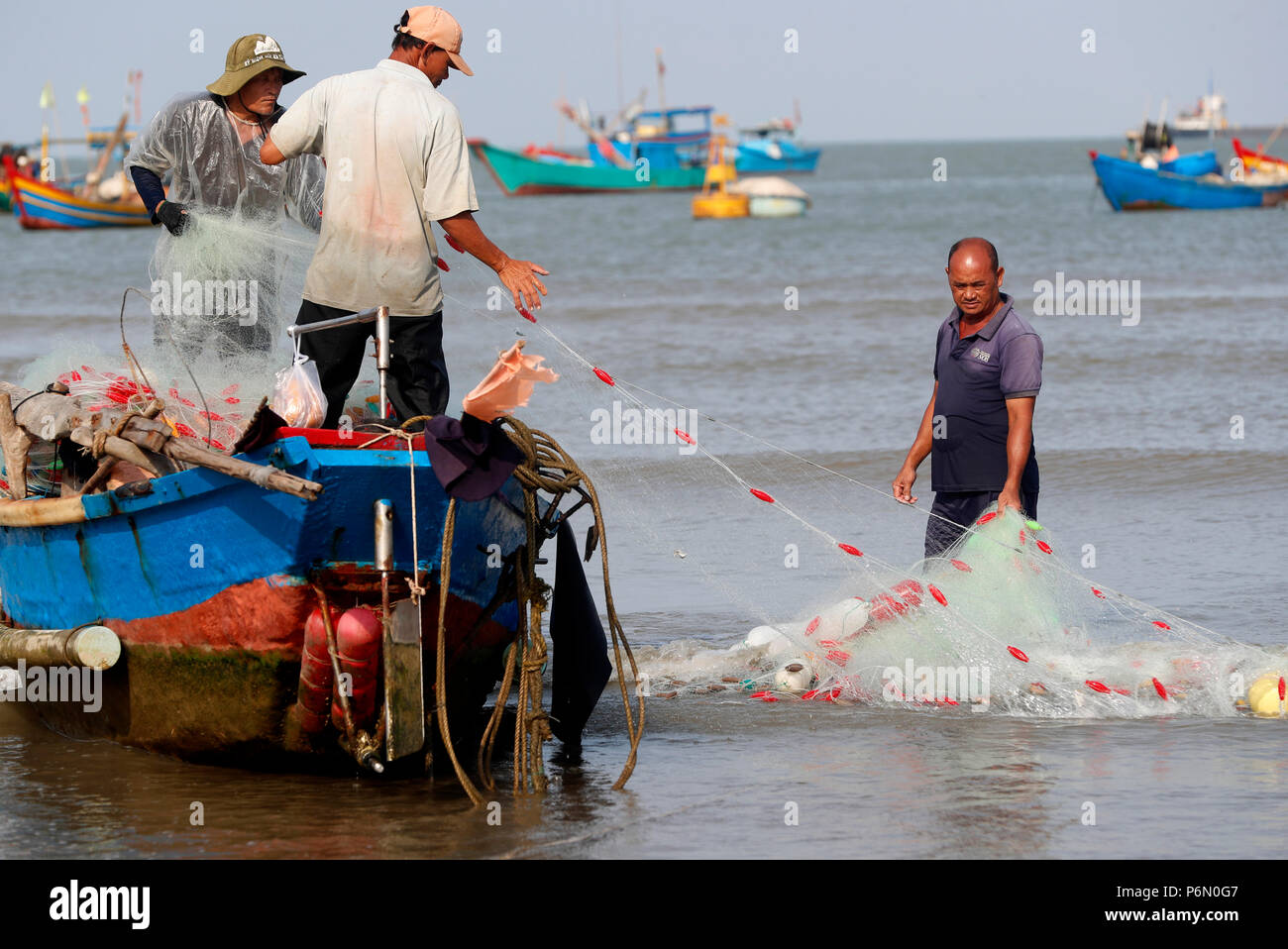 Les pêcheurs réparant les filets de pêche. Hang Dua bay. Notre annuaire d'entreprises. Le Vietnam. Banque D'Images