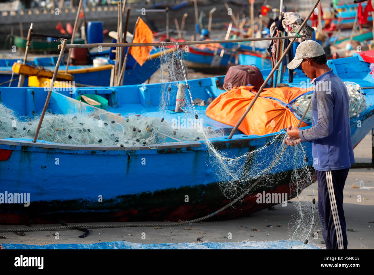 Les pêcheurs réparant les filets de pêche. Hang Dua bay. Notre annuaire d'entreprises. Le Vietnam. Banque D'Images