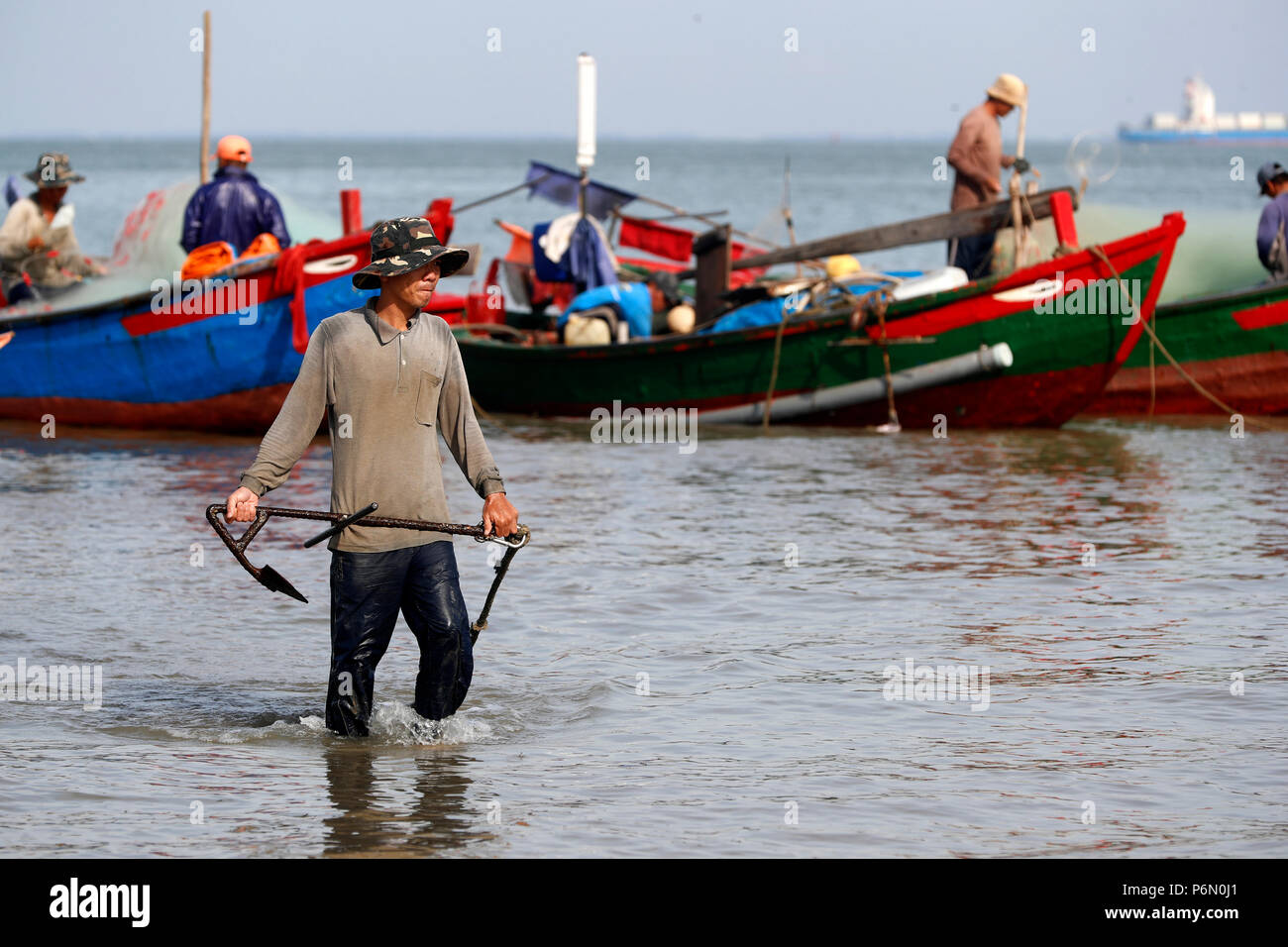 Hang Dua Bay, des bateaux de pêche. Pêcheur avec l'ancre. Notre annuaire d'entreprises. Le Vietnam. Banque D'Images