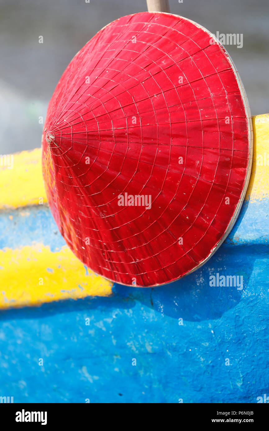 Bateau de pêche avec Red Hat. Notre annuaire d'entreprises. Le Vietnam. Banque D'Images