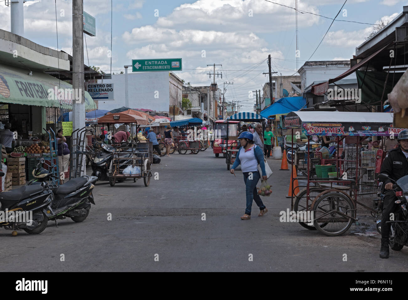 Magasins à la municipalité place du marché à Ticul, Yucatan, Mexique Banque D'Images