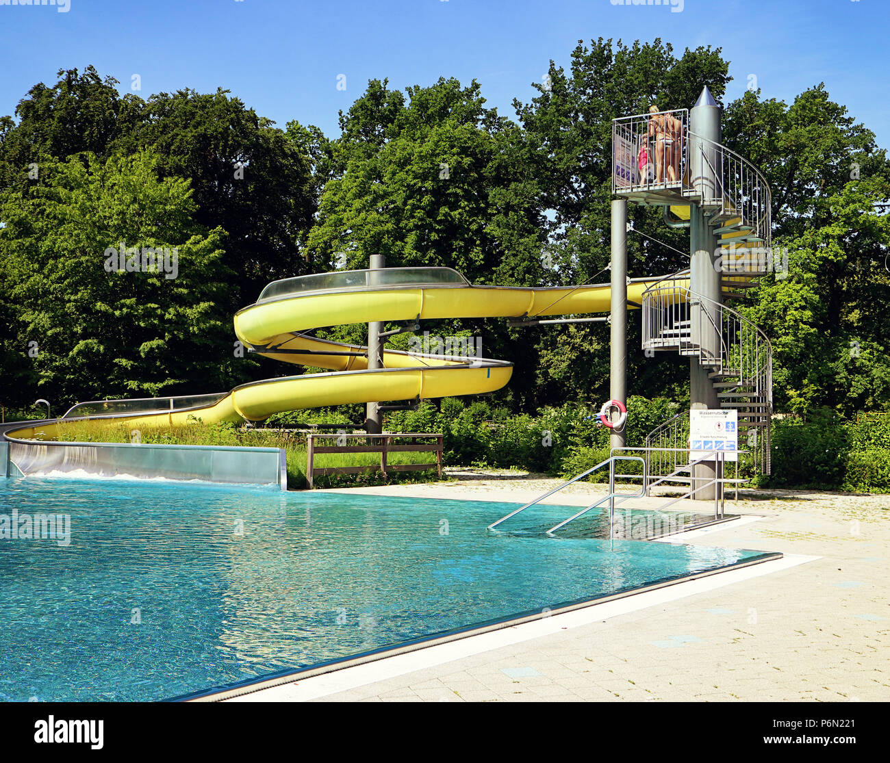 MUNICH, ALLEMAGNE - 11 juin 2018 slide incurvée et arbres, l'environnement naturel pour les loisirs et l'amusement à Ungarerbad, une baignoire à Munich Banque D'Images