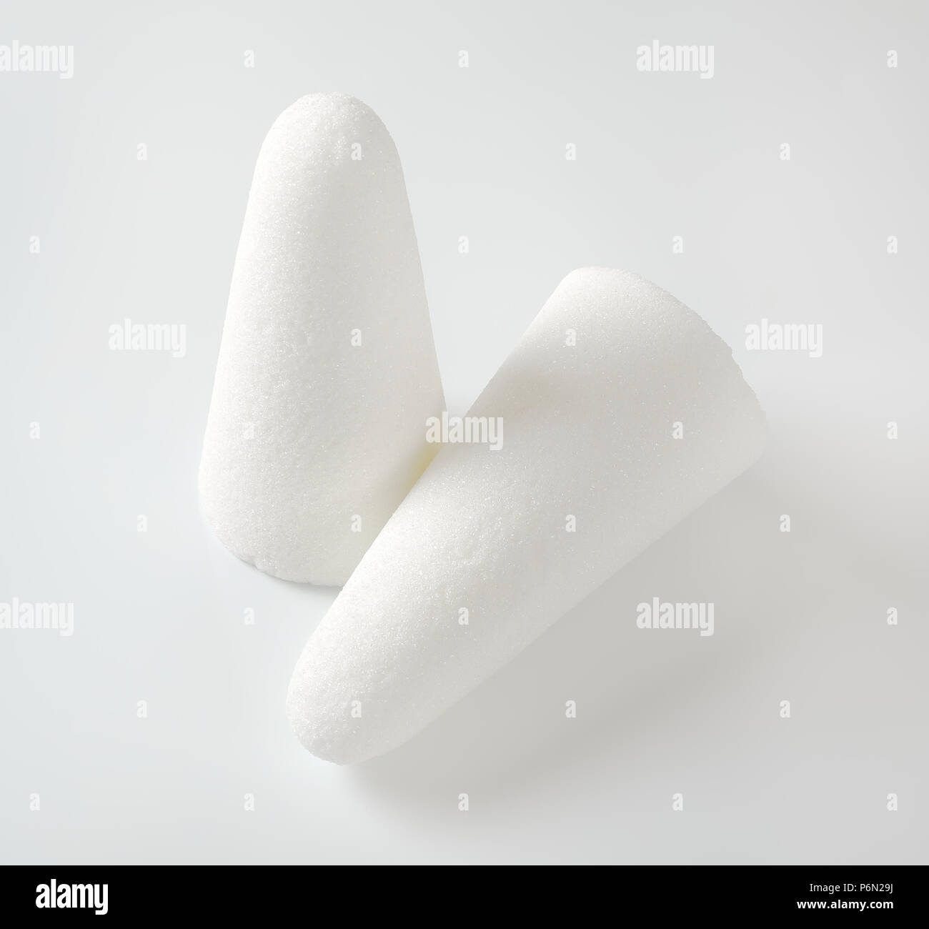Deux pains de sucre blanc ou de cônes sur fond blanc Banque D'Images