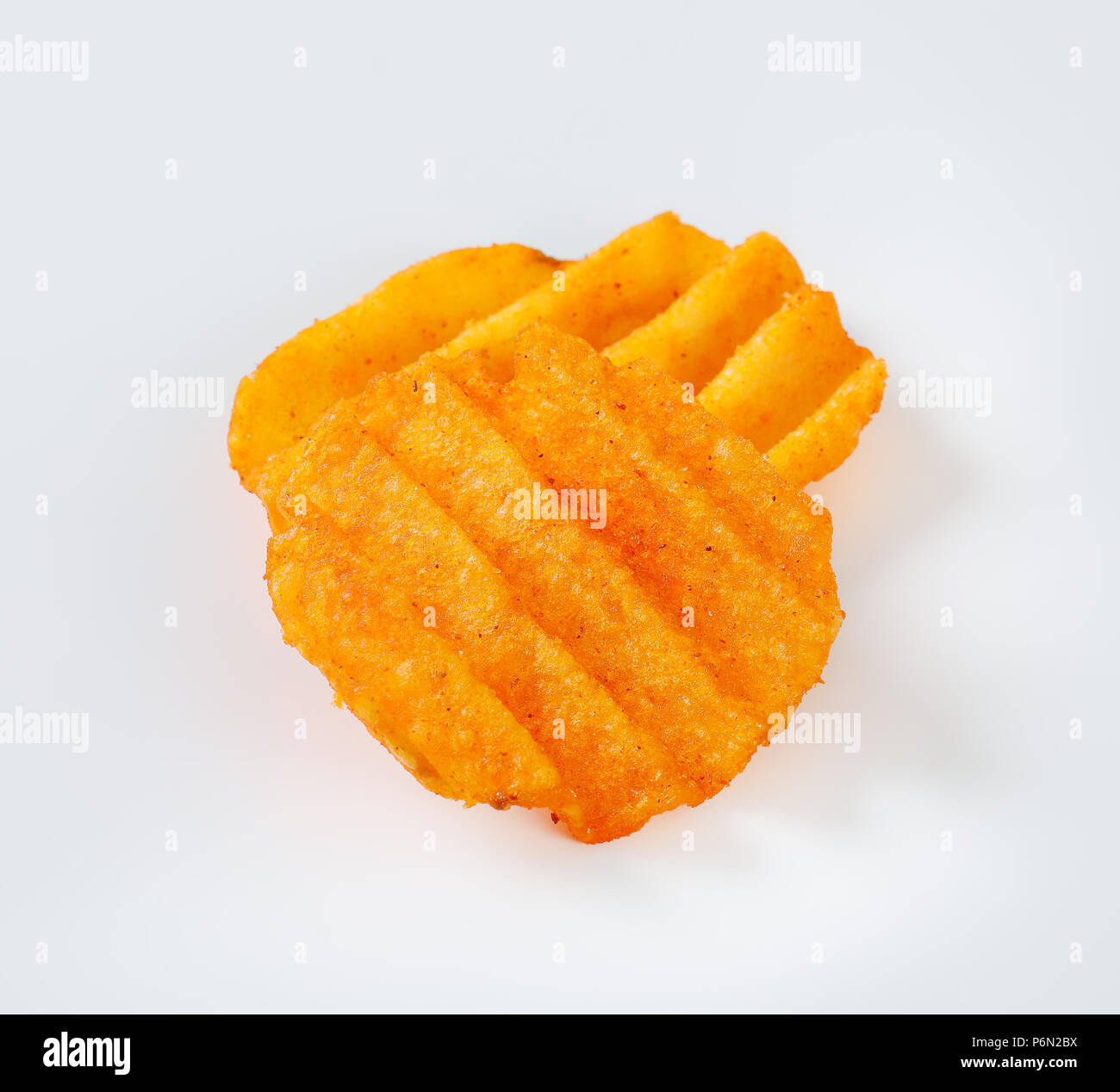 Croustilles de pommes de terre frites sur fond blanc Banque D'Images Croustilles de pommes de terre frites sur fond blanc Banque D'Images