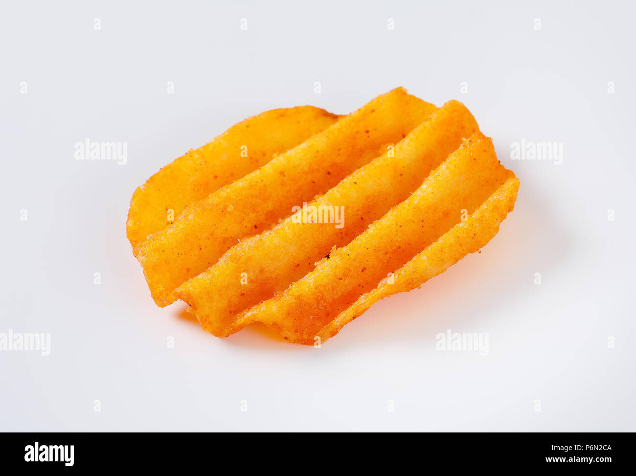 Fried potato chip sur fond blanc Banque D'Images