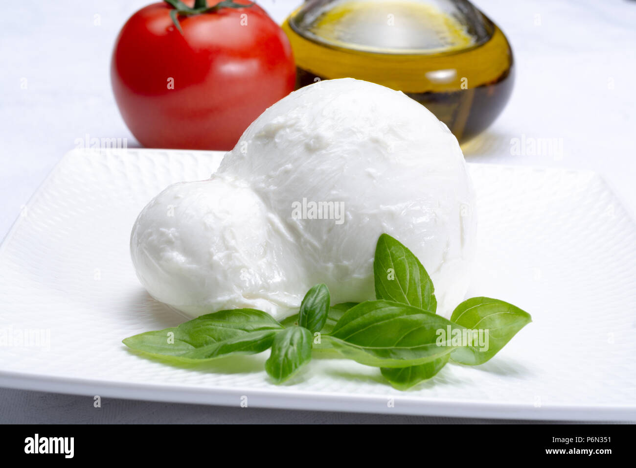 Doux frais fromage blanc italien Buffalo mozzarella, original de la  Campanie, Paestrum et Bari Italie du Sud, régions, servi avec des tomates  fraîches, basi Photo Stock - Alamy