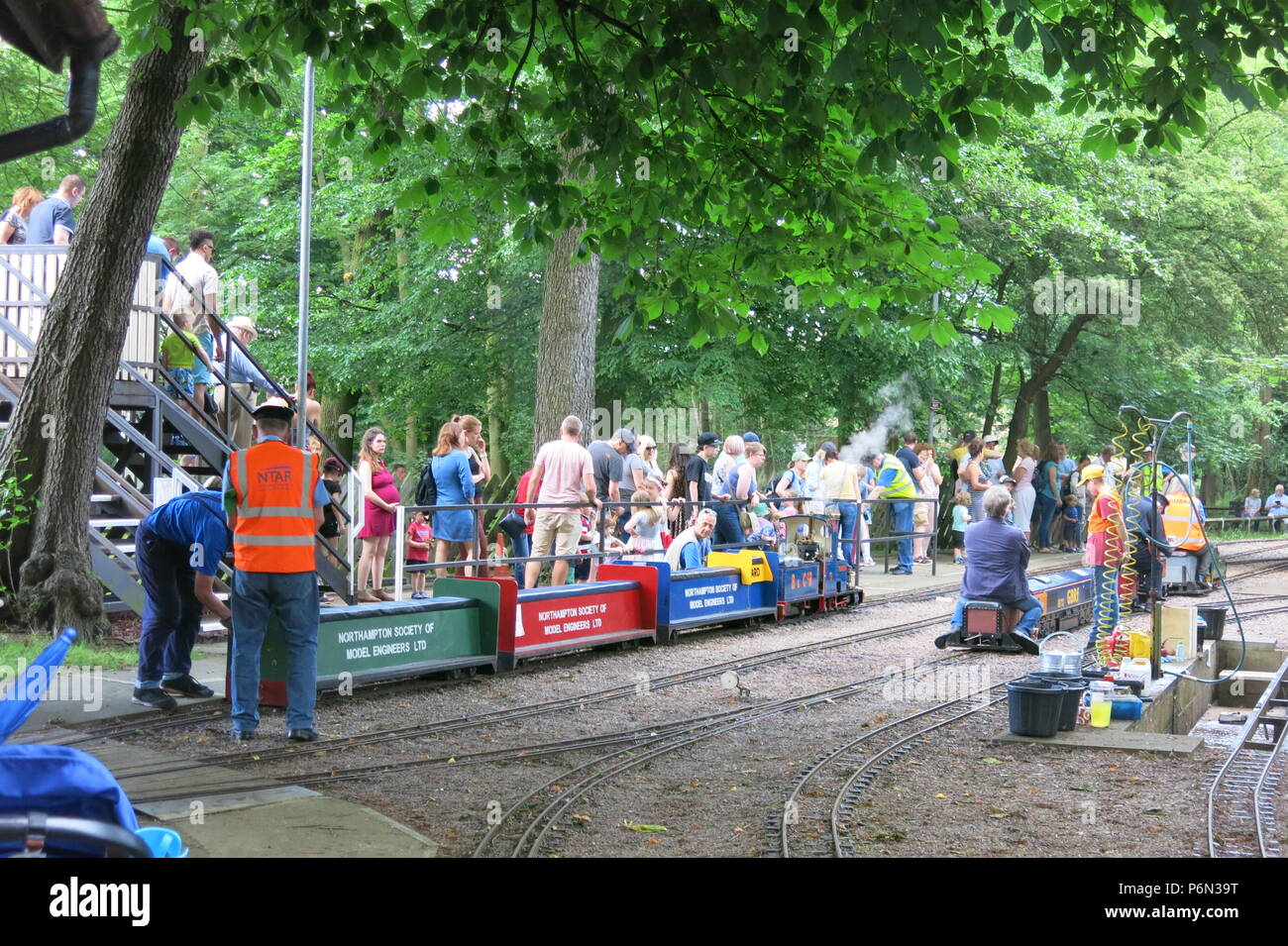 L'exécution publique mensuelle à Delapre, Northampton est une sortie pour les amateurs de trains à vapeur, les adultes et les jeunes ; 50p un trajet Banque D'Images