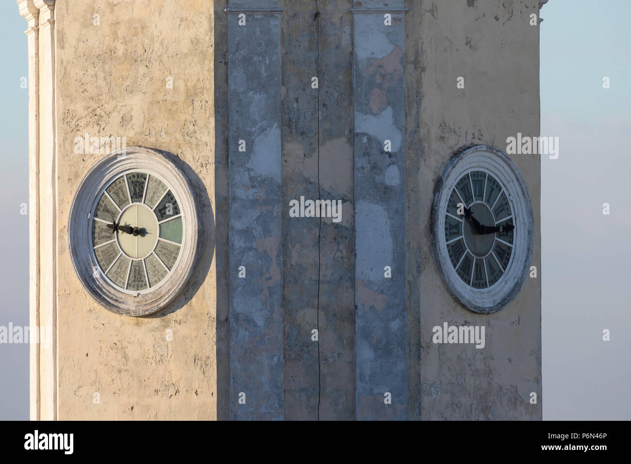 L'horloge dans le clocher de la Catedral de la PuriÌsima ConcepcioÌn MartÃ- dans Plaza JosÃ©, Cienfuegos, Cuba. Banque D'Images