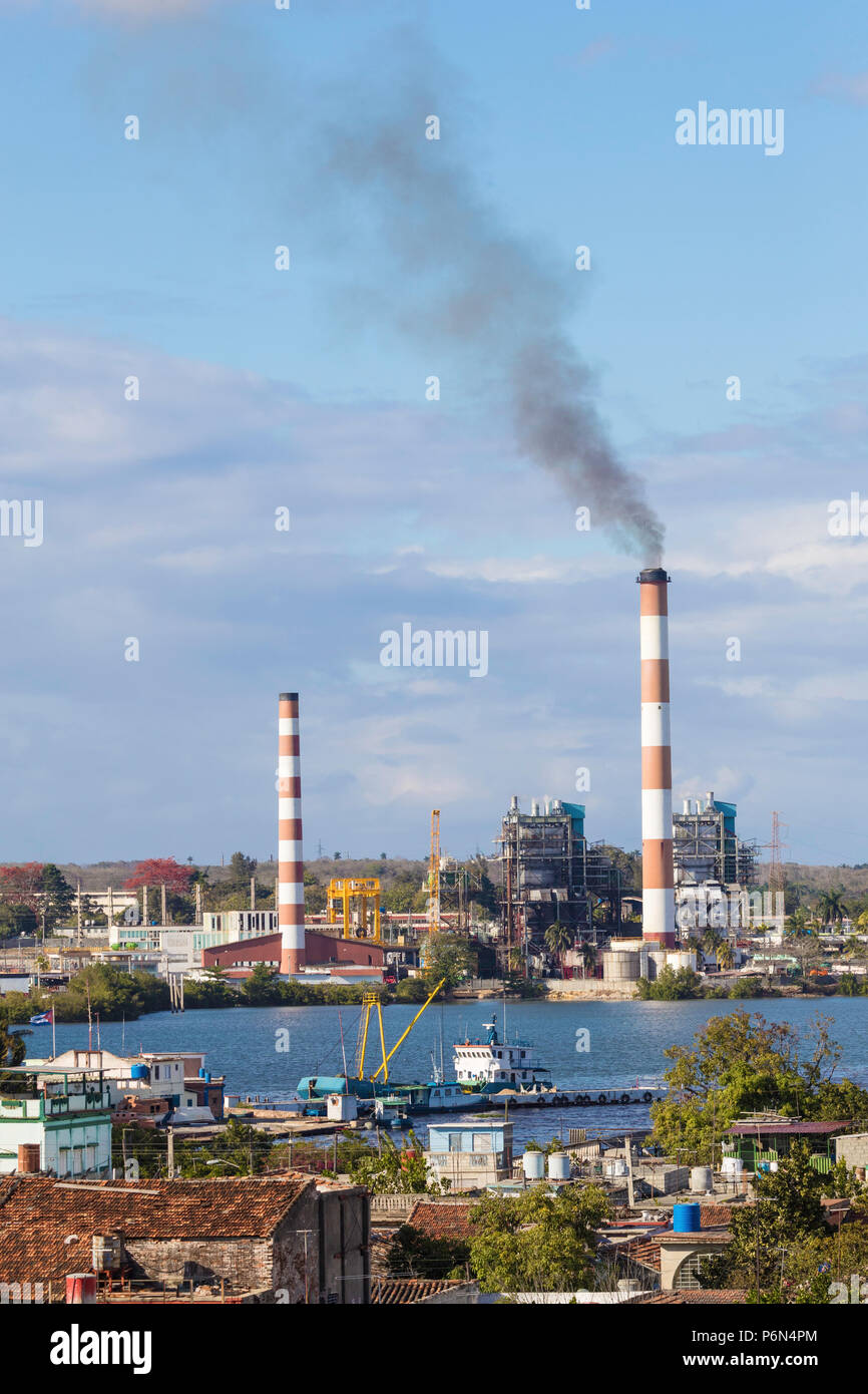 La centrale électrique de Cienfuegos crachent de la fumée, Cienfuegos, Cuba Banque D'Images