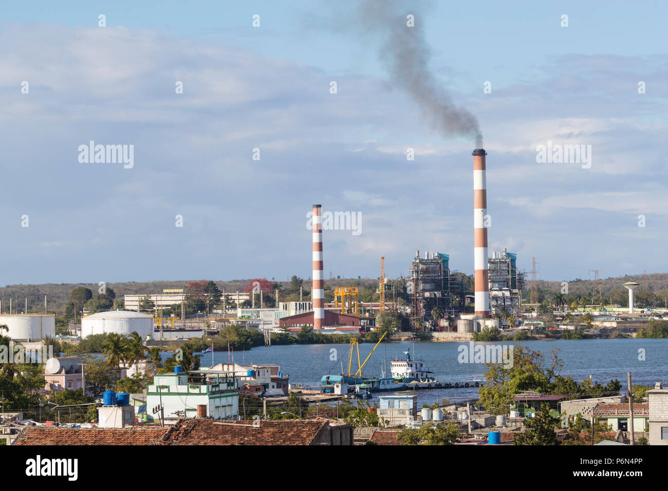 La centrale électrique de Cienfuegos crachent de la fumée, Cienfuegos, Cuba Banque D'Images