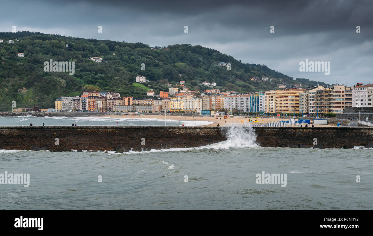 Viev de San Sebastian's largo Zurriola Beach en hiver Banque D'Images