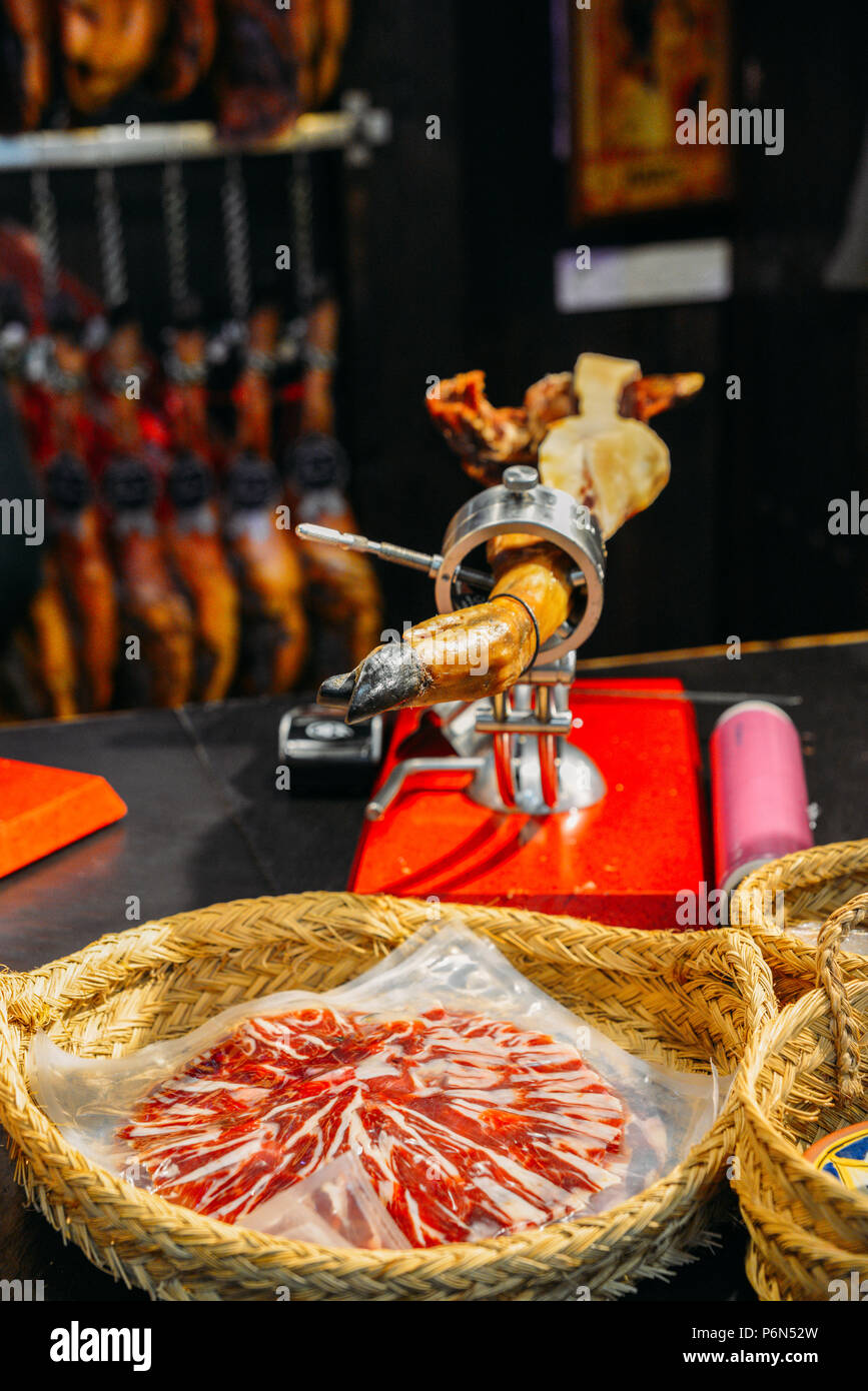 Affichage du jambon espagnol traditionnel à partir d'une cuisse de porc dans les boucheries shop à San Sebastian, Espagne Banque D'Images