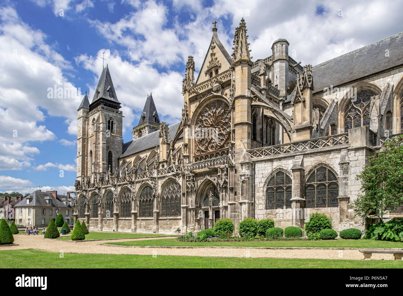 Collégiale Notre-Dame des Andelys / Eglise avec rosace gothique flamboyant à Les Andelys, Eure, Normandie, France Banque D'Images