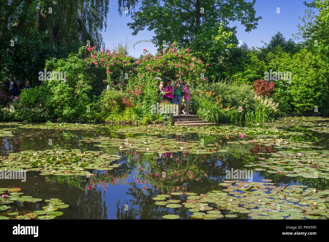 Les touristes visitant l'étang de l'eau en été, Jardin à la maison du peintre impressionniste Claude Monet à Giverny, Eure, Normandie, France Banque D'Images
