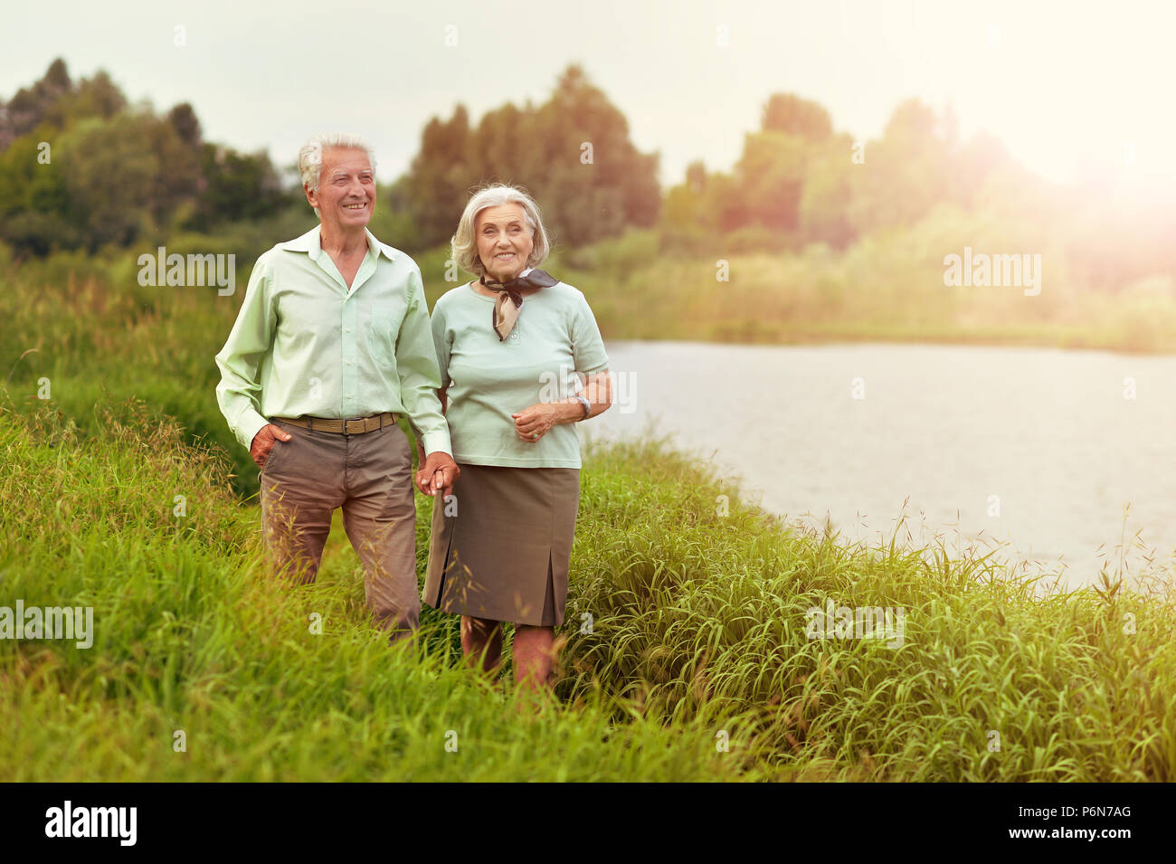 Senior couple walking Banque D'Images